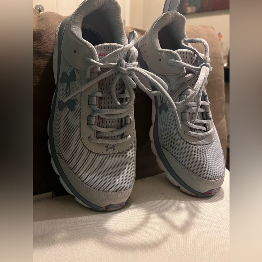 Women’s Under Armour tennis shoes